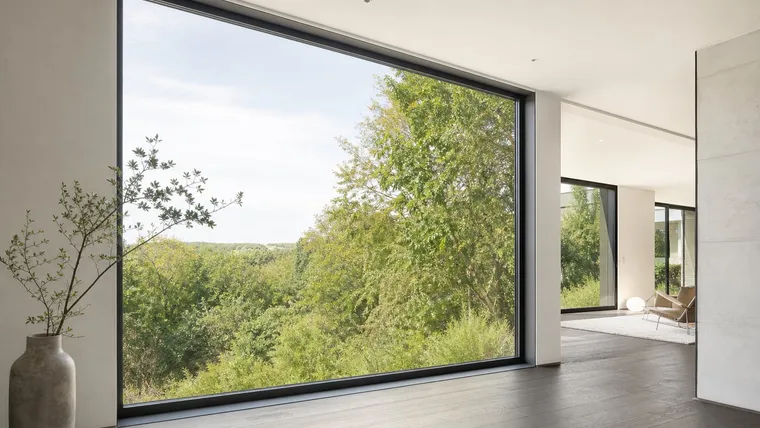 Anthrazitfarbenes Aluminiumfenster mit schmalem Rahmen und großer Glasfläche