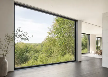 Anthrazitfarbenes Aluminiumfenster mit schmalem Rahmen und großer Glasfläche