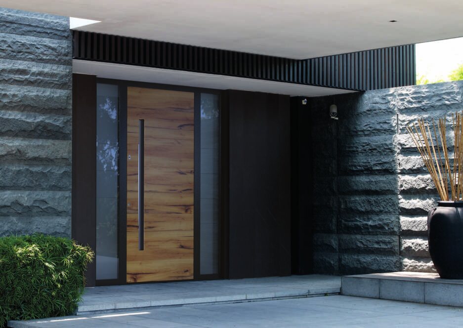Aluminium-Haustür CarbonCore mit Holzdekor-Optik in moderner Steinfassade