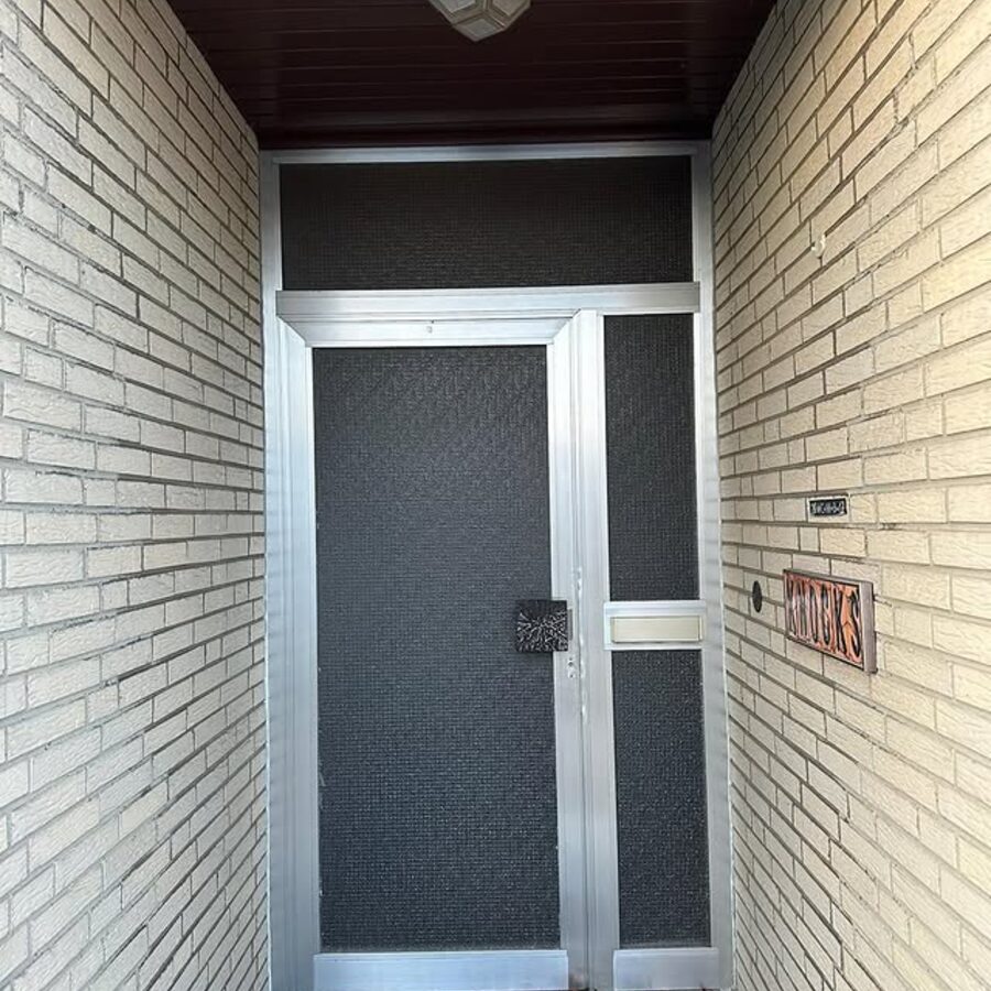 Heller Hauseingang mit neuer Glas-Eingangstür